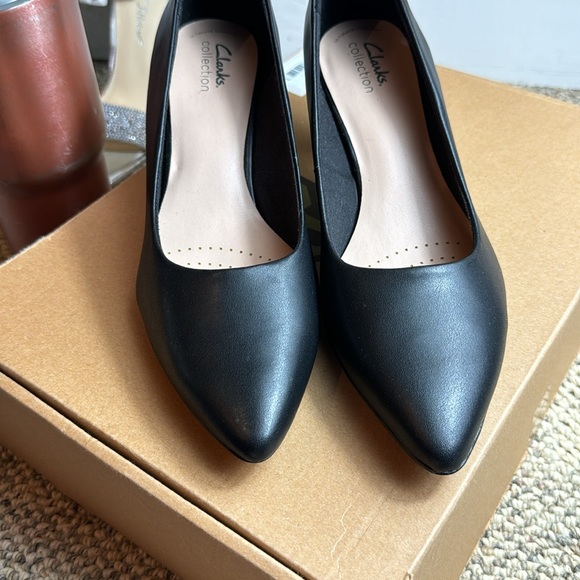NWT • Clarks • Women’s Closed-Toe • Kitten Heel • Size 8.5W • Black Leather • 🖤 - Picture 2 of 12